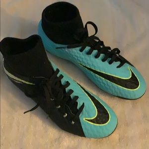 NIKE WOMEN'S SOCCER CLEATS